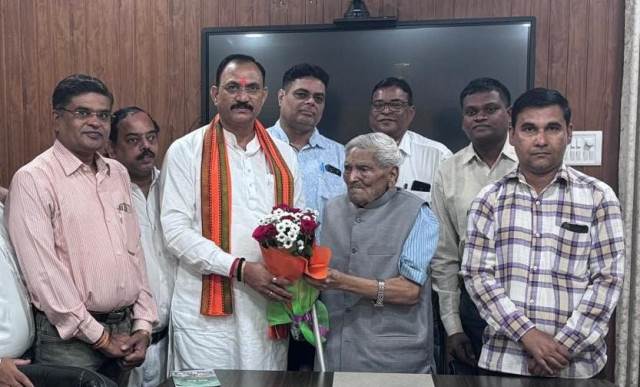 91 वर्षीय बुजुर्ग ने पेश की मिसाल : अस्पताल बनाने के लिए की जमीन दान देने की पेशकश
