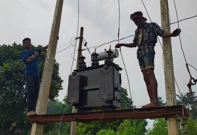 मुख्यमंत्री कैंप कार्यालय की पहल पर ग्राम हाथीबेड़ में लगाया गया ट्रांसफार्मर, बिजली आपूर्ति पुनः बहाल, ग्रामवासियों ने मुख्यमंत्री को दिया धन्यवाद