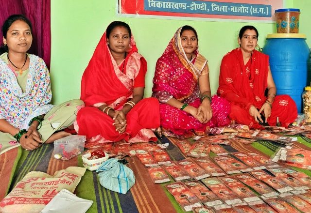 बालोद : रक्षाबंधन के पर्व पर आकर्षक राखियाॅ बना रही है कुमुड़कट्टा की महिलाएं