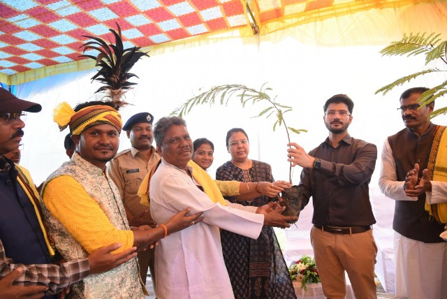 बलौदाबाजार में हर्षाेल्लास के साथ मनाया गया विश्व आदिवासी दिवस, पारम्परिक वेशभूषा में पहुंचे मूल निवासी