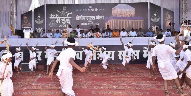 वन मंत्री केदार कश्यप ने बस्तर मड़ई और क्षेत्रीय सरस मेले का शुभारंभ किया