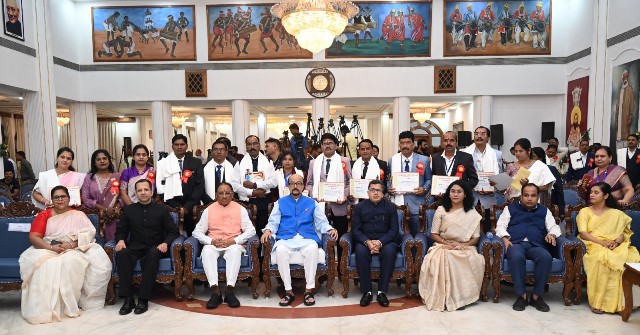 राज्यपाल रमेन डेका की उपस्थिति में शिक्षक सम्मान समारोह का हुआ आयोजन, 55 शिक्षकों को सम्मानित किया गया