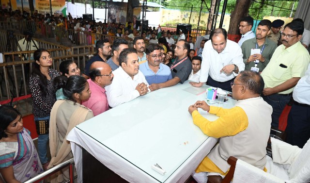 मुख्यमंत्री से मिले कौशल्या विहार के रहवासी, बताई अपनी समस्याएं