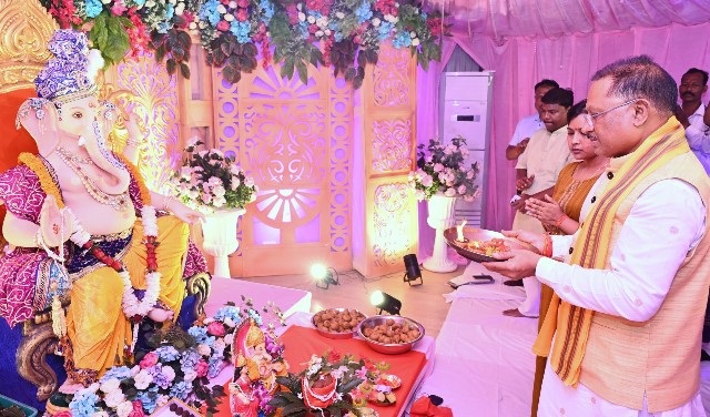 रायपुर : CM निवास में विराजे भगवान गणेश, मुख्यमंत्री ने पूजा अर्चना कर प्रदेश की सुख, समृद्धि और खुशहाली की कामना की