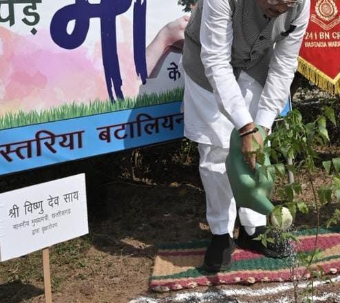 मुख्यमंत्री विष्णु देव साय ने ‘एक पेड़ मां के नाम’ अभियान के तहत सीआरपीएफ के बस्तरिया बटालियन परिसर में लगाया नीम का पौधा