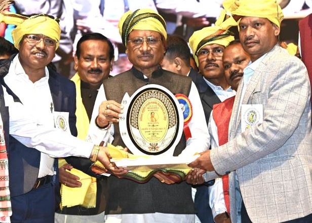 मुख्यमंत्री विष्णुदेव साय छत्तीसगढ़ अनुसूचित जनजाति शासकीय सेवक विकास संघ के शपथ ग्रहण समारोह में हुए शामिल