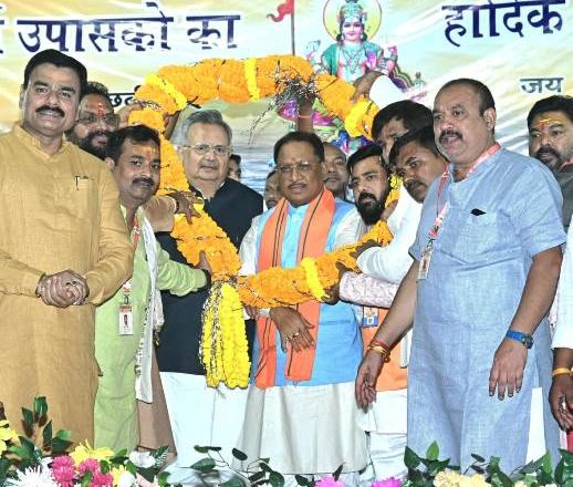 खारुन नदी तट पर छठी मैया की मंगल आरती में शामिल हुए मुख्यमंत्री,कहा कि ‘मानव को प्रकृति से जोड़ने का पर्व है सूर्य आराधना छठ पूजन’