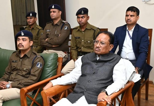 छत्तीसगढ़ में लागू हुई नक्सलवादी आत्मसमर्पण/पीड़ित राहत पुनर्वास नीति 2025: जिलों में समितियों के गठन के निर्देश