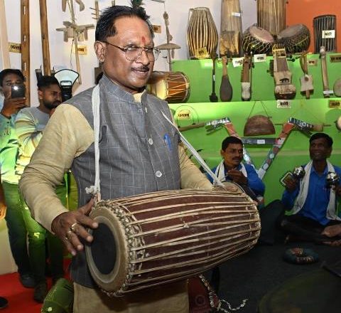राज्योत्सव: मांदर बजाते हुए कलाकारों के साथ थिरके मुख्यमंत्री विष्णुदेव साय, जनसंपर्क की छायाचित्र प्रदर्शनी को देखा और सराहा