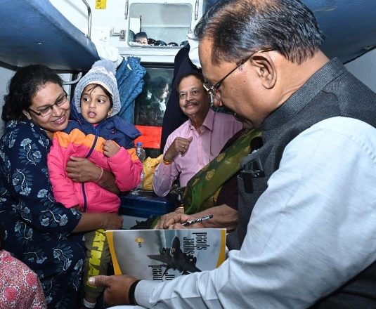 मुख्यमंत्री विष्णुदेव साय की सरलता और आत्मीयतापूर्ण वार्तालाप ने रेलयात्रियों का जीता दिल
