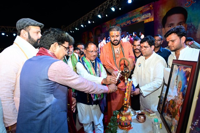 मुख्यमंत्री विशाल दही हांडी उत्सव में हुए शामिल, कहा ‘श्री कृष्ण ने अपनी लीला से हमें जीवन जीने की कला सिखाई है’