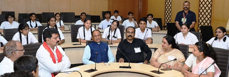 cm-saay-with-kids-in-assembly-2024