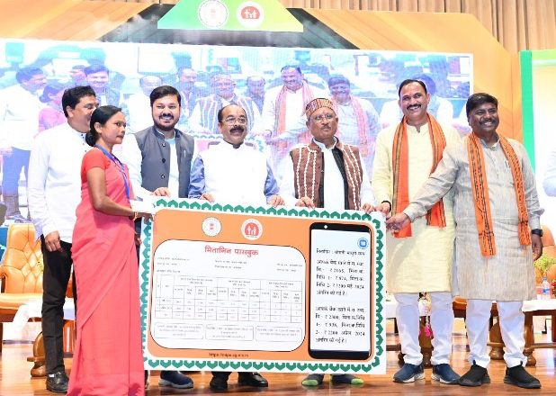 रायपुर : मुख्यमंत्री के हाथों सम्मानित हुईं बगिया की मितानिन दीदी माधुरी पैकरा