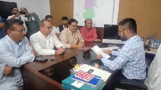रायपुर : कटघोरा में चुनाव सामग्री वितरण से अनुपस्थित 6 कर्मचारियों पर प्रशासन की कार्रवाई