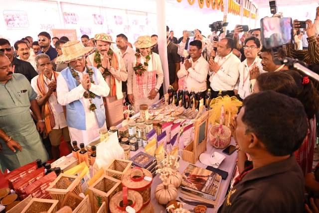 मुख्यमंत्री विष्णुदेव साय ने बैठक में शामिल होने से पूर्व विभिन्न विभागीय स्टॉल्स का अवलोकन किया
