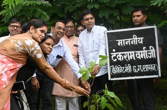 राजस्व मंत्री ने ’एक पेड़ मां के नाम अभियान’ अंतर्गत पीपल पेड़ का किया रोपण