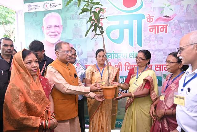 एक पेड़ मां के नाम अभियान : मुख्यमंत्री ने जशपुर जिले में चल रहे वृहत वृक्षारोपण अभियान के तहत् महतारी वंदन हितग्राही को सौंपा पौधा