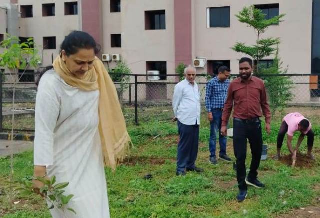 रायपुर : एक पेड़ माँ के नाम अभियान के तहत राज्य सूचना आयोग में किया गया वृक्षारोपण