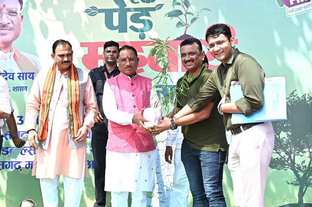 रायपुर : ‘एक पेड़ महतारी के नाम’ महाभियान का शुभारंभ, मुख्यमंत्री विष्णु देव साय ने रथ को हरी झण्डी दिखाकर किया रवाना