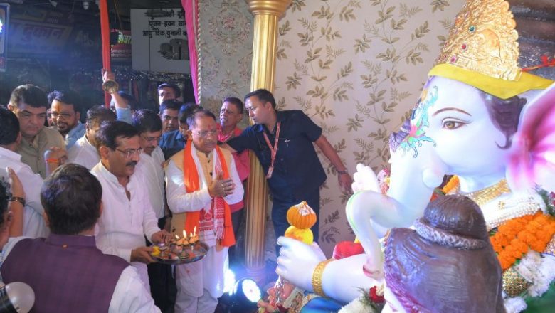 विघ्नहर्ता भगवान श्री गणेश के दर्शन-पूजन के लिए गोल बाजार पहुंचे मुख्यमंत्री विष्णु देव साय