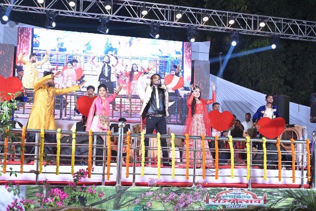 गरियाबंद : चंदा रे.. रायगढ़ वाले राजा.. गीत पर जमकर झूमे लोग, नितिन दुबे के कार्यक्रम ने देर रात तक बांधा शमा