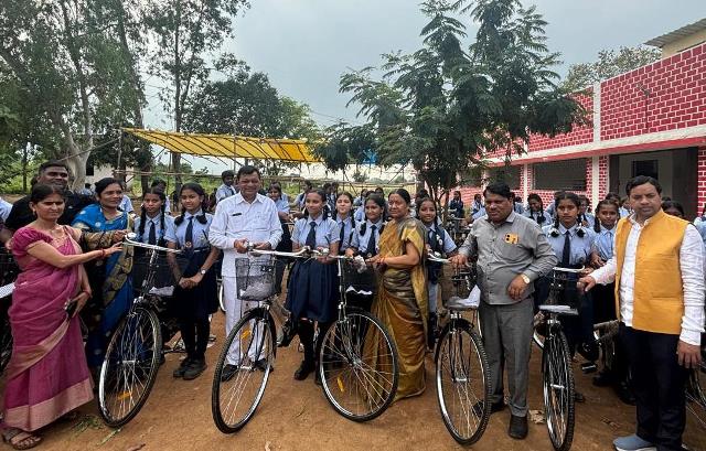 शिक्षा की दिशा में किए जा रहे प्रयासों से बालिकाओं को लाभ के साथ-साथ आत्मविश्वास भी बढ़ा : उद्योग मंत्री लखनलाल देवांगन