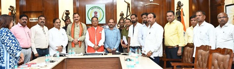 मुख्यमंत्री विष्णु देव साय की संवेदनशील पहल : समिति प्रबंधकों और कर्मचारियों की हड़ताल समाप्त