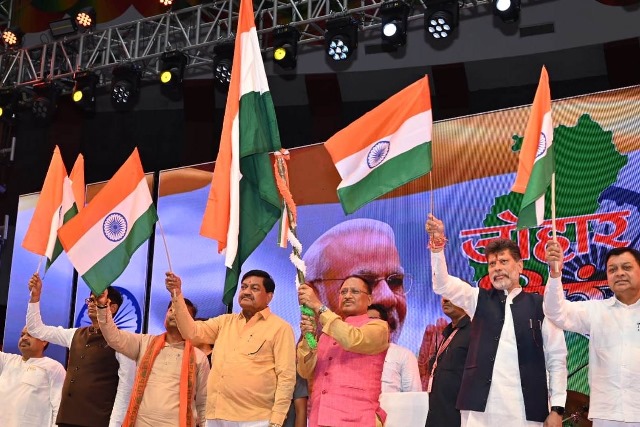 रायपुर : ‘जोहार तिरंगा‘ कार्यक्रम में शामिल हुए मुख्यमंत्री, देश भक्ति गीतों को सुनकर सुर से सुर मिलाए लोग