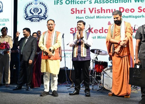 रायपुर : मुख्यमंत्री विष्णुदेव साय आईएफएस ऑफिसर्स एसोसिएशन के कार्यक्रम में हुए शामिल