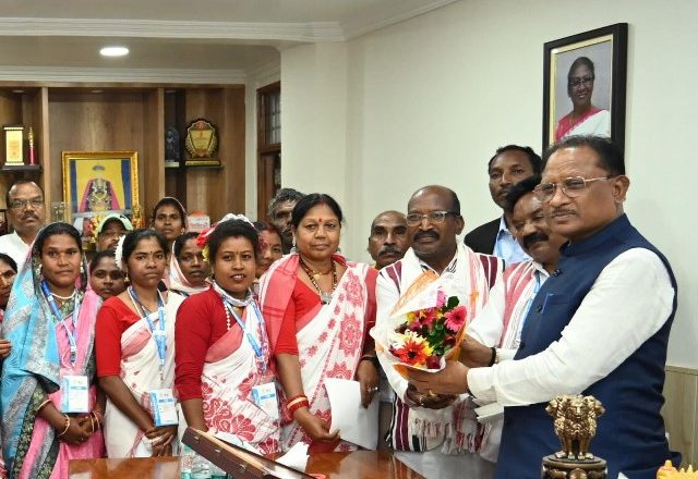 रायपुर : जशपुर के मुंडारी नर्तक दल के कलाकारों ने मुख्यमंत्री से की मुलाकात