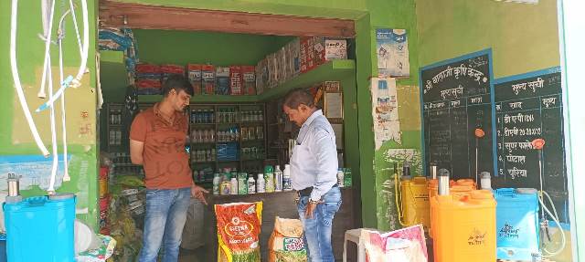 बलौदाबाजार : खाद दुकानों में मिली अनियमितता, 3 दुकानों को नोटिस जारी