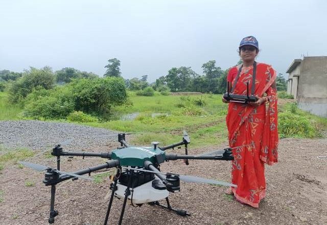 नमो ड्रोन दीदी योजना : घरेलू काम के संग निरूपा साहू उड़ाती है अब ड्रोन, गांव में कहलाती है ड्रोन वाली दीदी