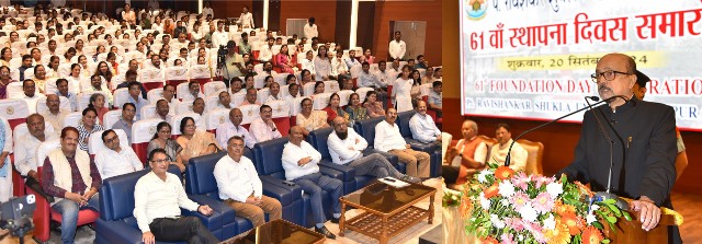 पंडित रविशंकर शुक्ल विश्वविद्यालय के 61 वें स्थापना दिवस समारोह में शामिल हुए राज्यपाल रमेन डेका