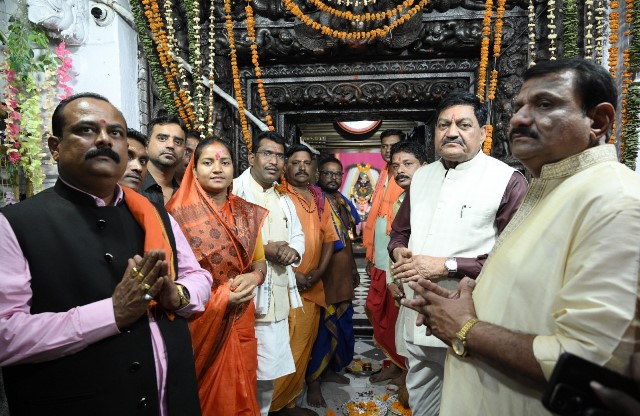 खाद्य मंत्री श्री बघेल, महिला एवं बाल विकास मंत्री श्रीमती राजवाड़े ने भगवान श्री राजीव लोचन मंदिर की पूजा अर्चना कर प्रदेश की सुख समृद्धि और खुशहाली की कामना की