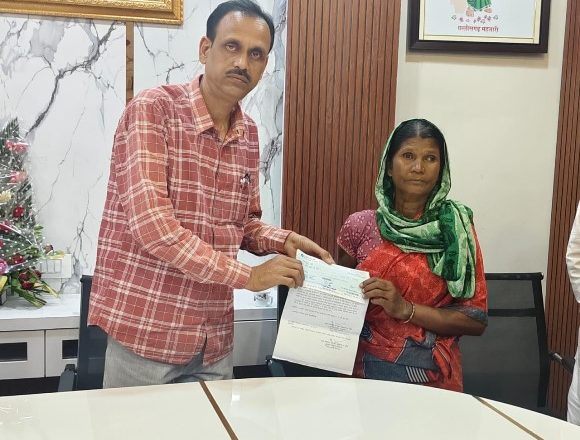 मुख्यमंत्री के निर्देश पर रामरिका के इलाज के लिए मिली आर्थिक सहायता राशि