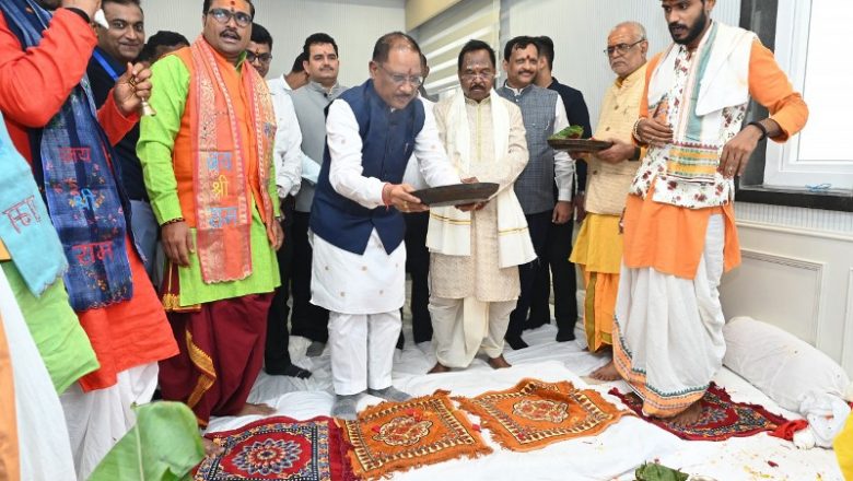 मुख्यमंत्री विष्णु देव साय, मंत्री राम विचार नेताम के शासकीय आवास में गृह प्रवेश कार्यक्रम में हुए शामिल