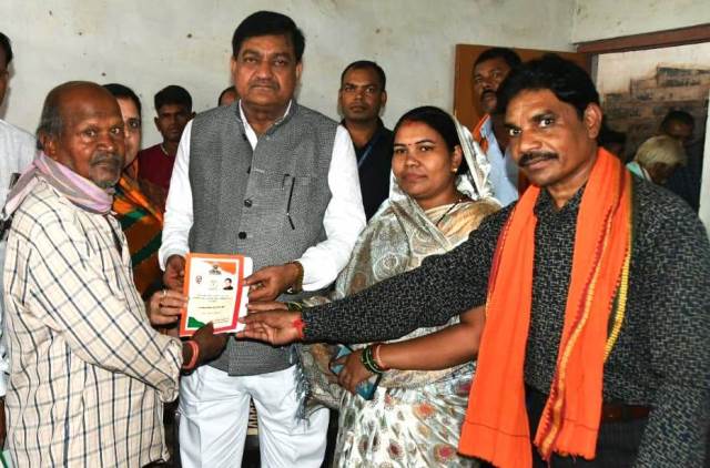 खाद्य मंत्री दयाल दास बघेल ने हितग्रहियों को किया राशनकार्ड का वितरण