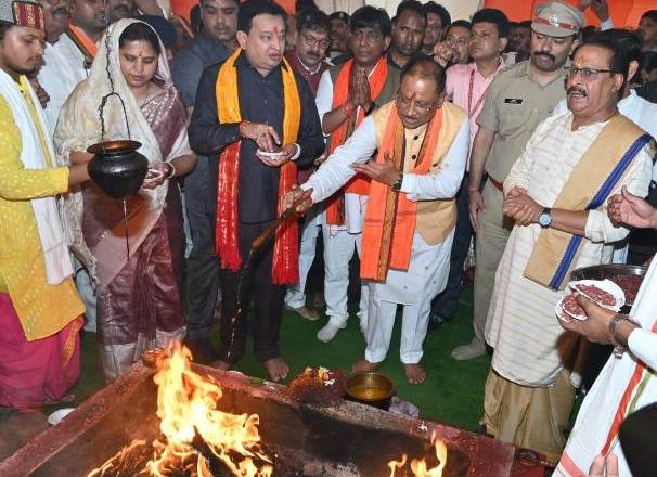 महासमुन्द : मुख्यमंत्री विष्णुदेव साय रूद्रामहाभिषेक में शामिल हुए, पूजा अर्चना कर प्रदेशवासियों के लिए सुख-शांति-समृद्धि के लिए कामना की