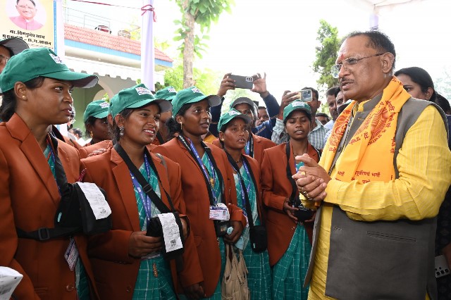 मुख्यमंत्री विष्णु देव साय ने बिजली सखियों को वितरित किए बिजली किट