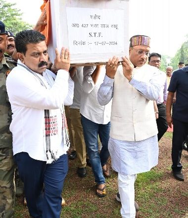 मुख्यमंत्री विष्णु देव साय ने शहीद जवान भरत लाल साहू के पार्थिव शरीर को कांधा देकर रायपुर के लिए किया रवाना