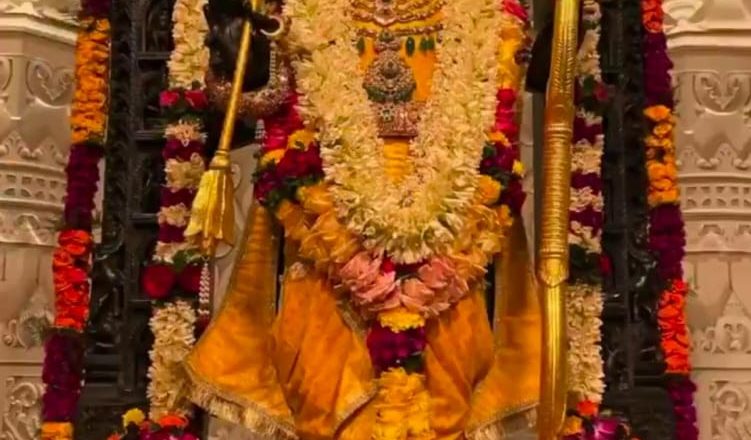 अयोध्या: जन्माष्टमी के अवसर पर छत्तीसगढ़ से भेजे गए विशेष परिधान से सुशोभित हुए श्रीरामलला