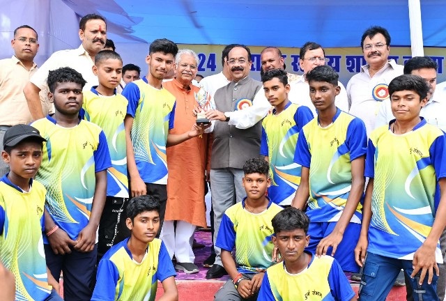 बिलासपुर : उप मुख्यमंत्री अरुण साव राज्य स्तरीय शालेय क्रीड़ा प्रतियोगिता के समापन समारोह में हुए शामिल, विजेताओं को सौंपी ट्रॉफियां