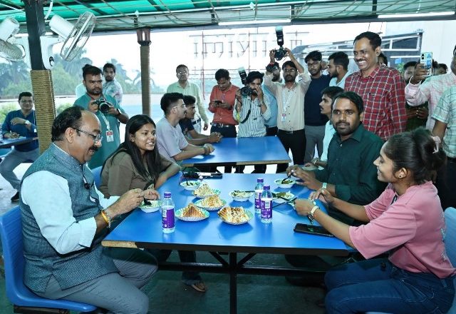 रायपुर : तक्षशिला लाइब्रेरी आए उप मुख्यमंत्री अरुण साव ने भी लिया यहां के फरा-चटनी का स्वाद, सैंडविच के साथ चाय भी पी