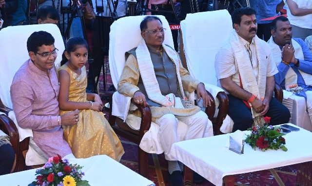 रायपुर : मुख्यमंत्री विष्णु देव साय तीज मिलन कार्यक्रम में हुए शामिल, बहनों को दिया आशीष
