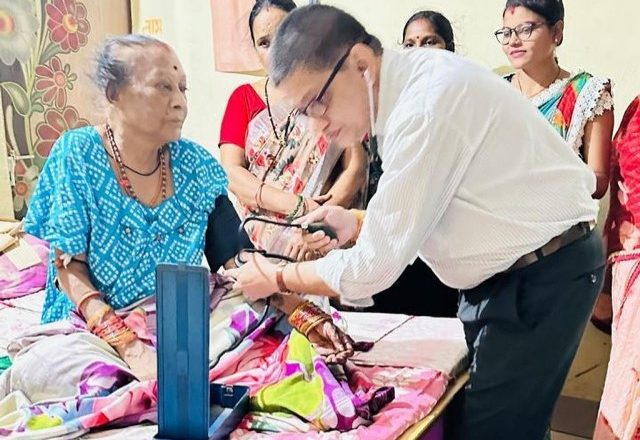 रायपुर : विख्यात पंडवानी गायिका श्रीमती तीजन बाई के स्वास्थ्य पर रखी जा रही निगरानी