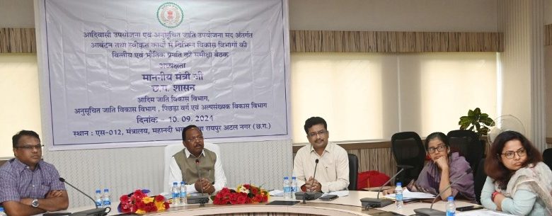 एससी-एसटी वर्ग के लोगो को संवेदनशीलता के साथ शासन की योजनाओं से करें लाभान्वित : मंत्री रामविचार नेताम