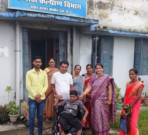 रायपुर : विष्णु के सुशासन में दिव्यांगों को मिल रही सुविधा, नन्हीं वर्षा को मिला व्हीलचेयर अब आसान हुआ सफर