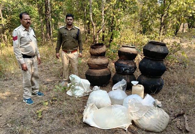 सारंगढ़-बिलाईगढ़: 300 लीटर महुआ शराब व 3600 किलो लाहन जब्त