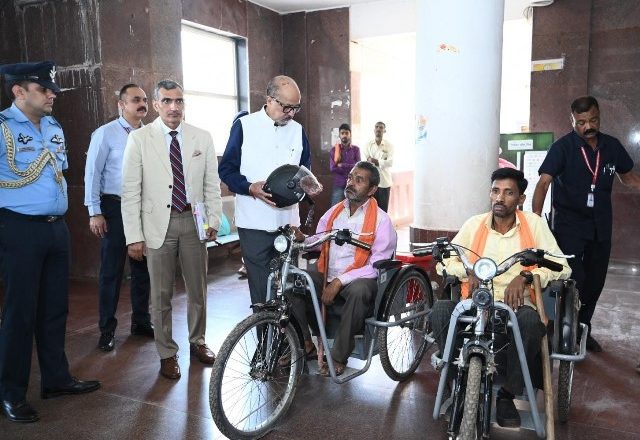 राज्यपाल रमेन डेका ने बेमेतरा में दिव्यांगजनों को बैटरी चलित ट्राइसाइकिल और हेलमेट प्रदान किए