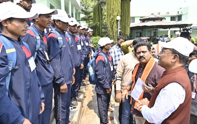 छत्तीसगढ़ विधानसभा परिसर में गूंज उठी बीजापुर के युवाओं की बुलंद आवाज: ‘नक्सलवाद से मुक्ति और विकास की राह पर आगे बढ़ने का है इरादा’